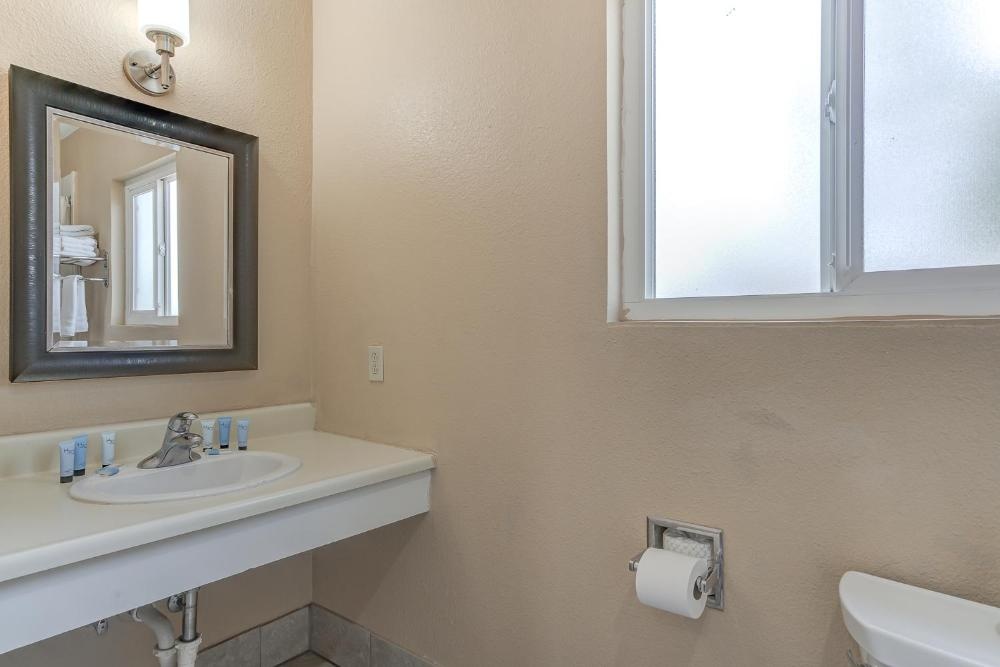 Shasta Pines Motel & Suites