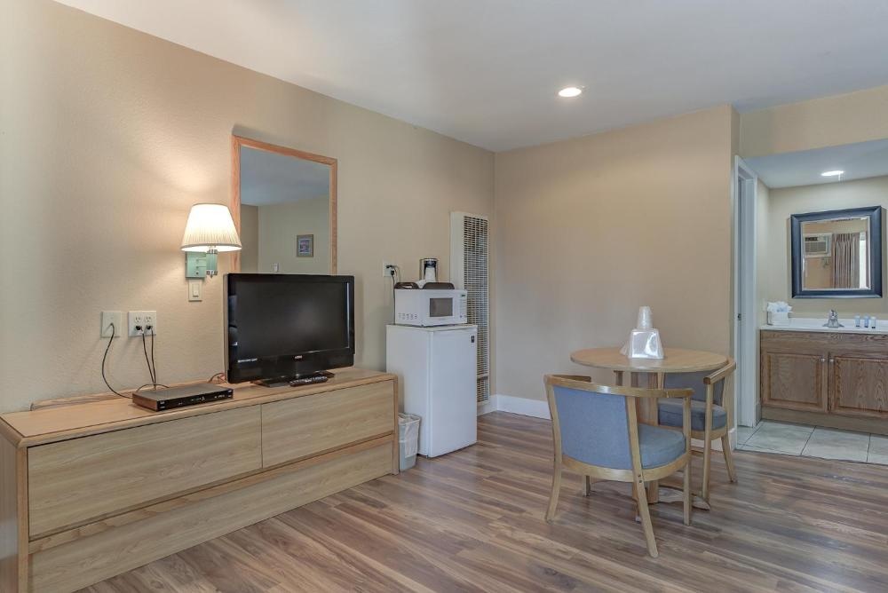 Shasta Pines Motel & Suites